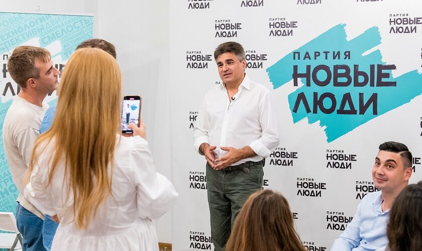 что по итогам выборов в Госдуму партии удастся создать фракцию и дать молодым и компетентным народным избранникам право голоса при решении насущных вопросов.