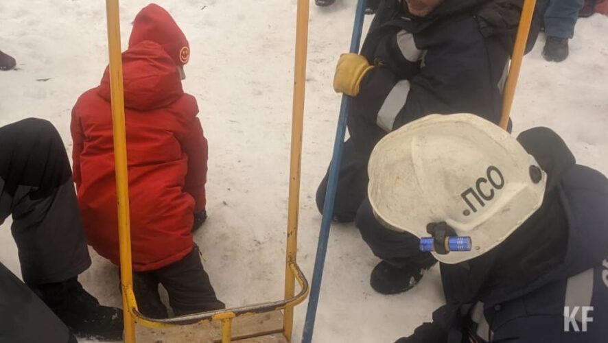 У ребенка застряла нога под качелей.