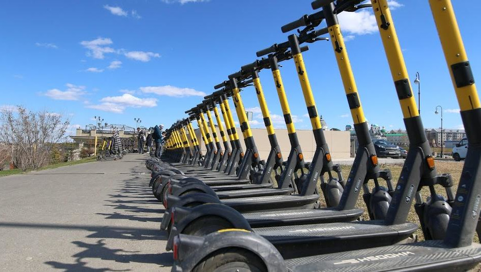 Он отмечает