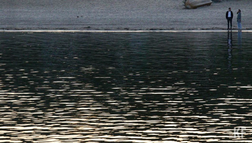 Дайверы даже очистили дно озера.