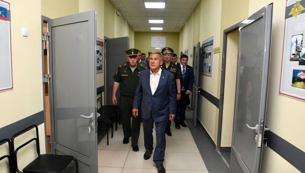 В здании организовали рабочее место для представителей пункта отбора граждан на военную службу по контракту.