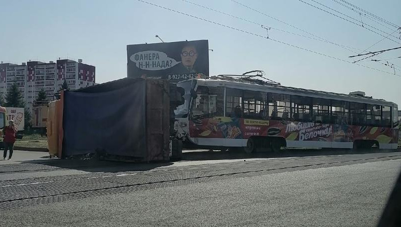 Очевидцы запечатлели последствия ДТП на телефоны.