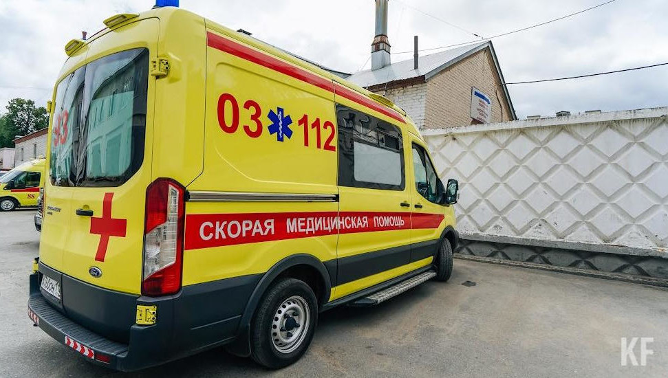 Ребенок играет на лестничной площадке один