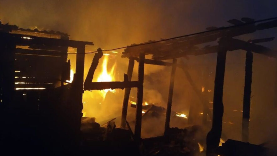 Жители частного дома услышали сработку и оперативно покинули горящий дом.