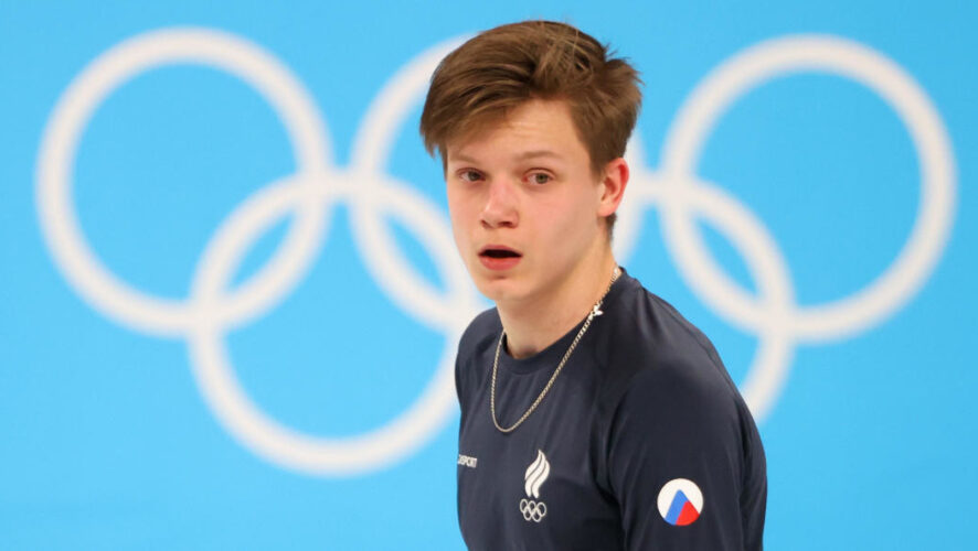 Спортсмен не смог самостоятельно подняться со льда.