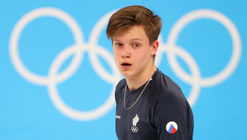 Спортсмен не смог самостоятельно подняться со льда.