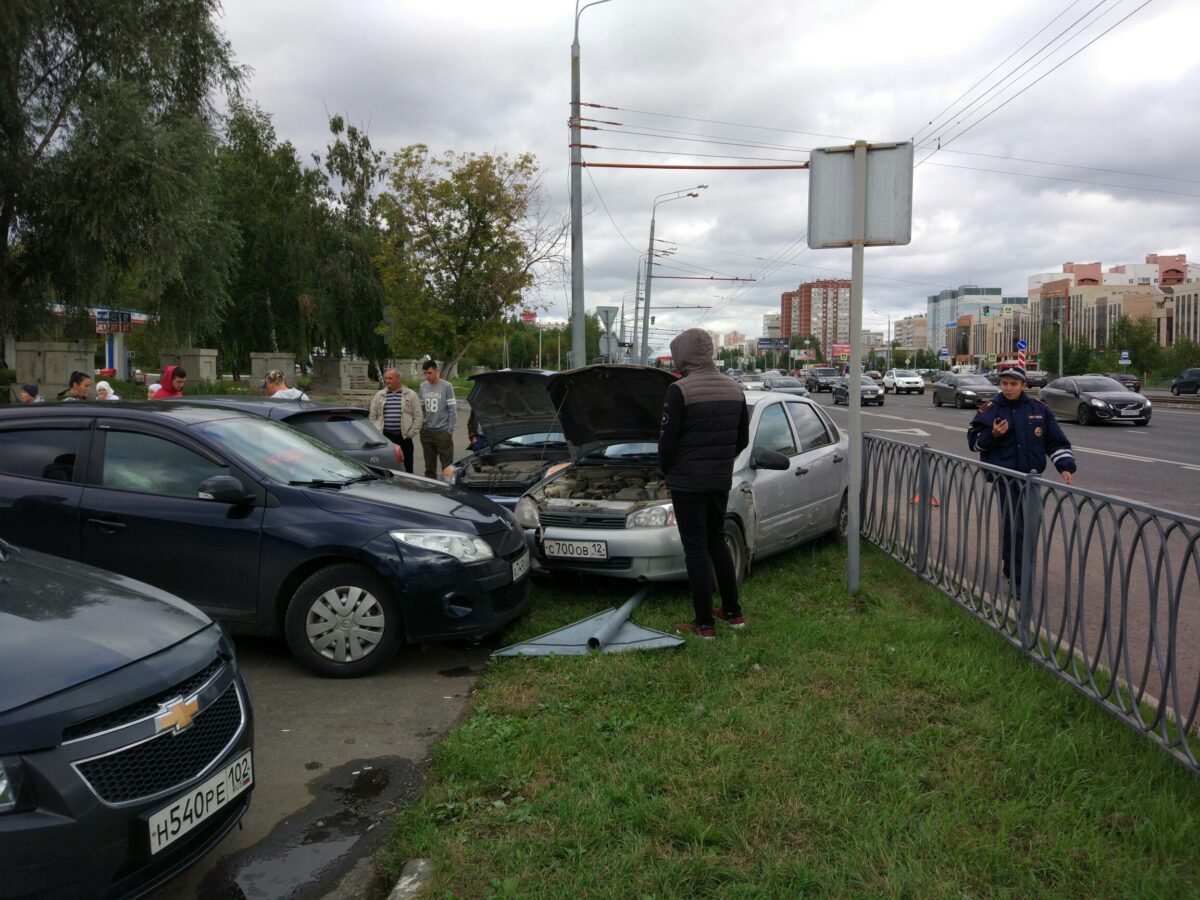управляя автомобилем «Лада Калина» на проспекте Ямашева в Казани. По предварительным данным