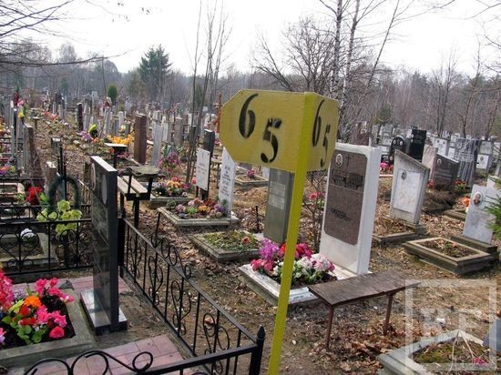 некоторые охотно соглашаются «купить» место на желаемом кладбище Подмосковья. Однако каждый столичный житель имеет право на безвозмездное предоставление кладбищенского участка
