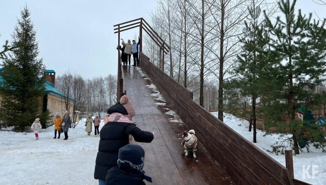 Площадка оборудована скалодромом и качелями.