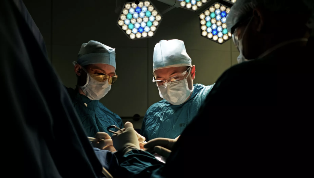 Она заключается в удалении кожи и жировой прослойки с лица.