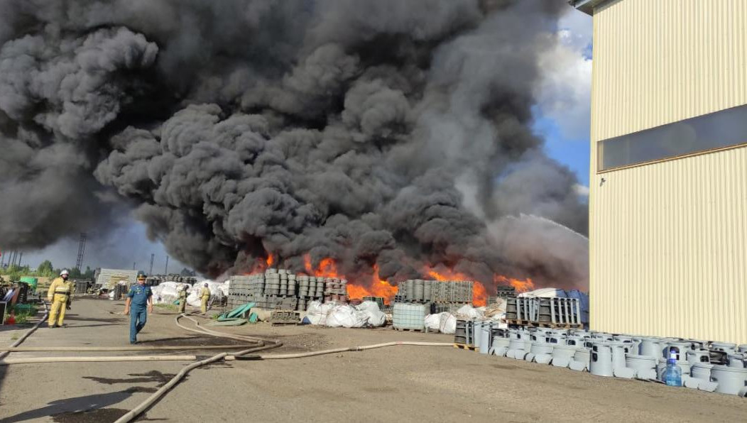 На территории компании «Полимеркварц» вспыхнули пластиковые отходы.