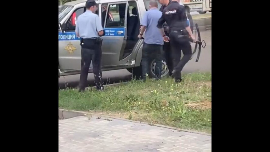 Перепугавший очевидцев мужчина направлялся домой с покупкой.