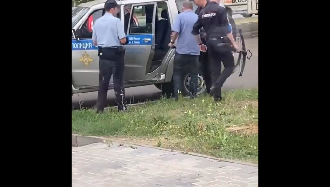 Перепугавший очевидцев мужчина направлялся домой с покупкой.