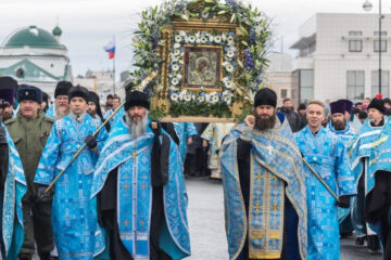 В столице Татарстана прошел крестный ход и литургия в честь прославления Казанской иконы Божией Матери. Сотни верующих приехали поклониться святыне.