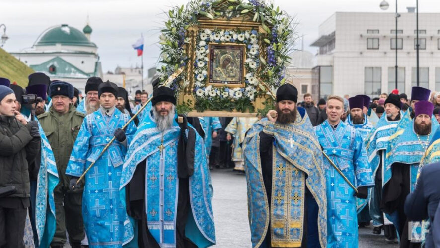 В столице Татарстана прошел крестный ход и литургия в честь прославления Казанской иконы Божией Матери. Сотни верующих приехали поклониться святыне.