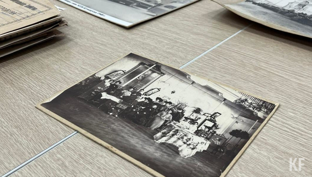 Сотрудники принимают фотографии