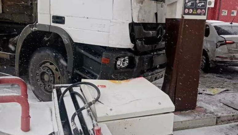 От столкновения двух машин пострадали еще три авто.