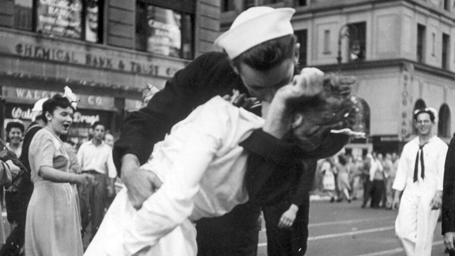 Снимок с участием Мендонсы и Греты Циммер Фридман стал символом победы во Второй мировой войне.