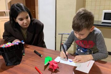 Мастер-классы по изготовлению тюльпанов из бумаги провели добровольцы Казанского государственного института культур.