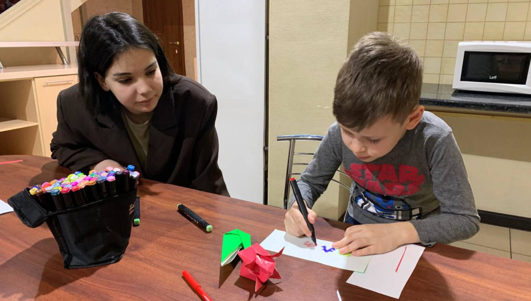 Мастер-классы по изготовлению тюльпанов из бумаги провели добровольцы Казанского государственного института культур.