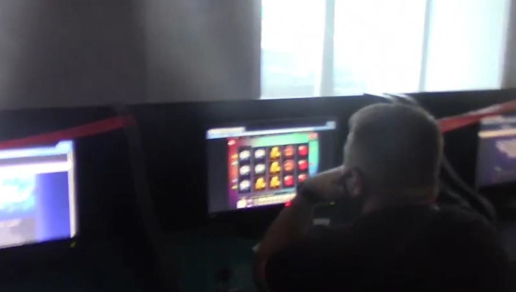 Оперативники нагрянули в салон и изъяли технику с деньгами.