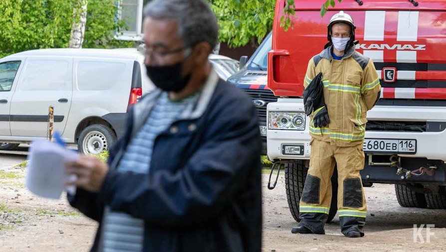 Он успел справиться с пламенем до приезда пожарных.