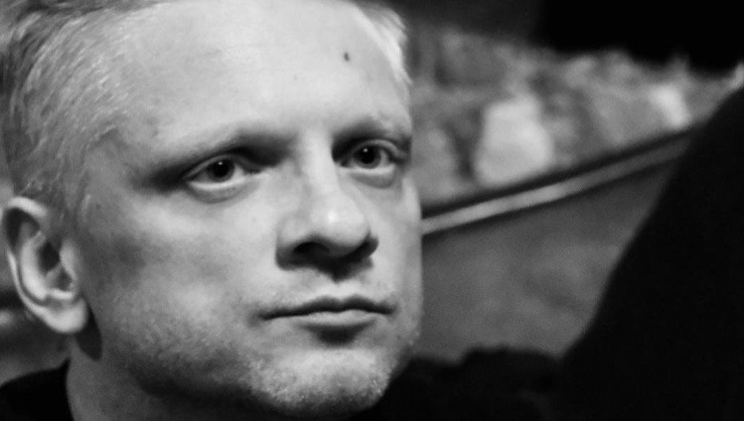 Тело артиста в московской квартире обнаружила его жена Анастасия.