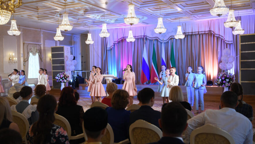 В ответ они вручили президенту Татарстана книгу с фото всех победивших исполнителей и коллективов.