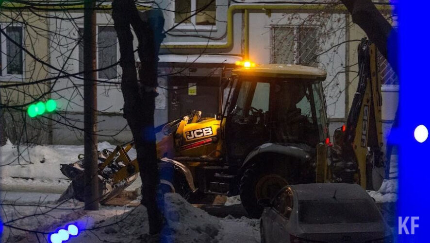 Зимой складирование собранного снега разрешается только на специально подготовленные и отведенные площадки или можно вывезти снег на снегоплавильные установки.