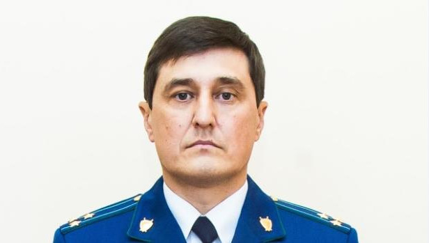 Прокурор республики Илдус Нафиков представил вновь назначенного руководителя коллективу прокуратуры.