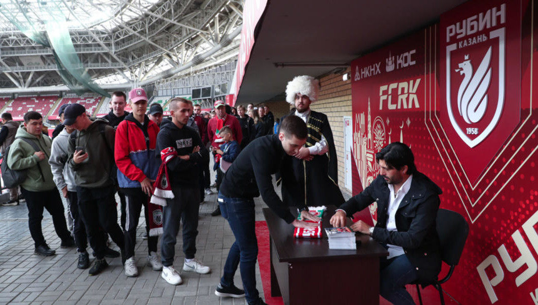 Аргентинский нападающий приехал в Казань на матч против «Алании» в качестве почетного гостя.
