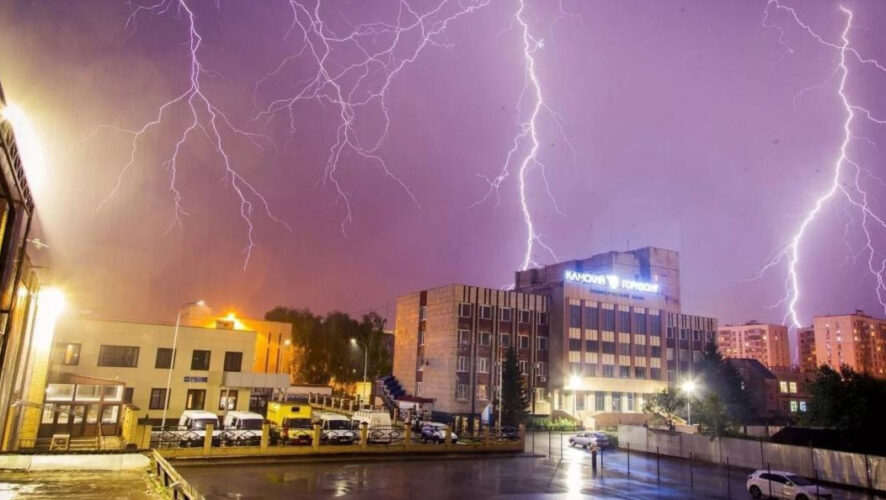 Фото и видео заполонили местные группы.