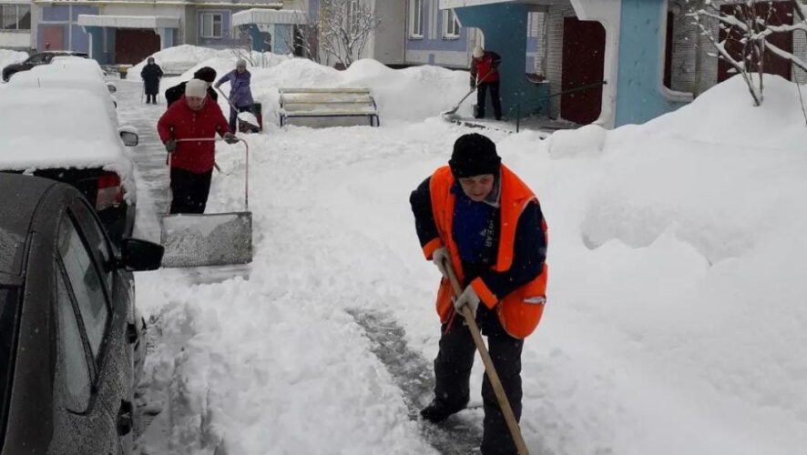Горожане с утра борются с последствиями обильного снегопада.