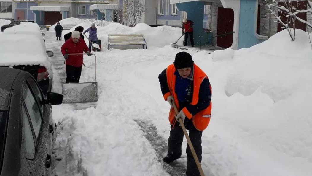 Горожане с утра борются с последствиями обильного снегопада.