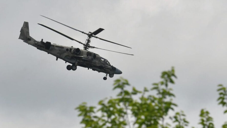 Экипажи вертолетов армейской авиации поразили скопление живой силы и бронетехники противника в районах Курдюмовки и Богдановки.