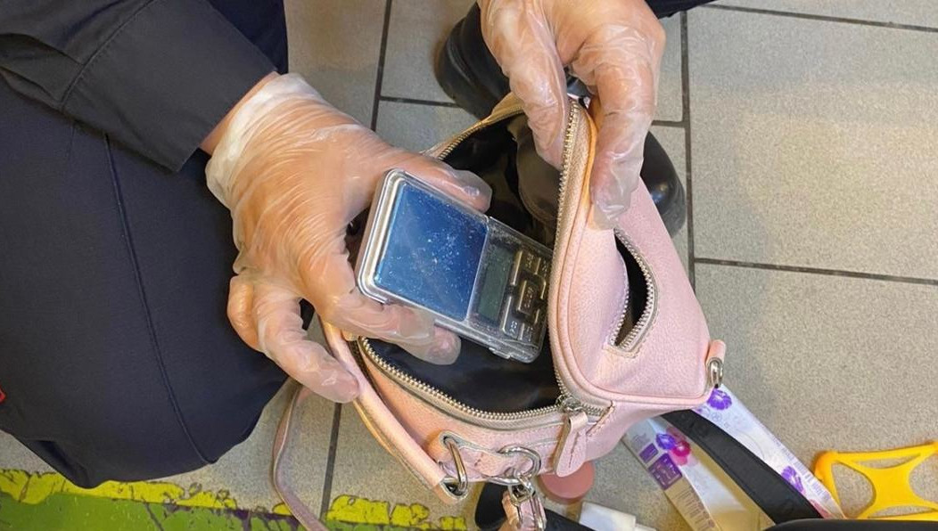 Пару арестовали на пять суток за употребление запрещенных веществ.