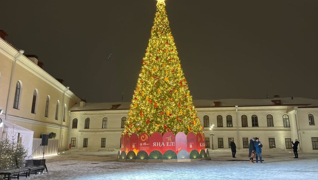 Во дворе Присутственных мест установили 17-метровую ёлку и арт-объекты для отдыха.