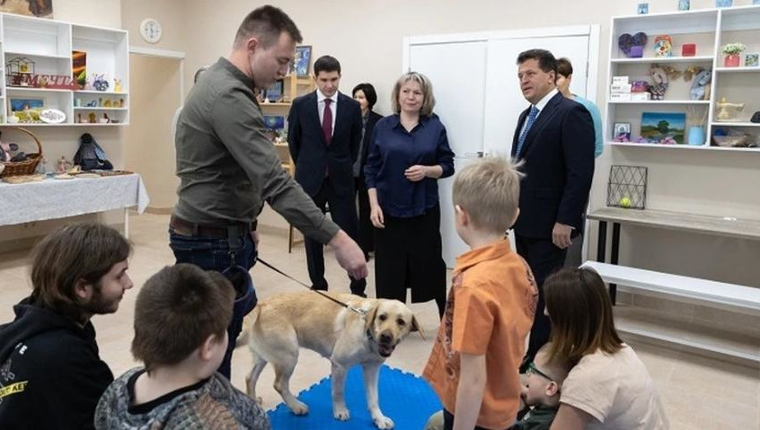 Здесь взрослых и детей с ограничениями по здоровью обучают рисованию