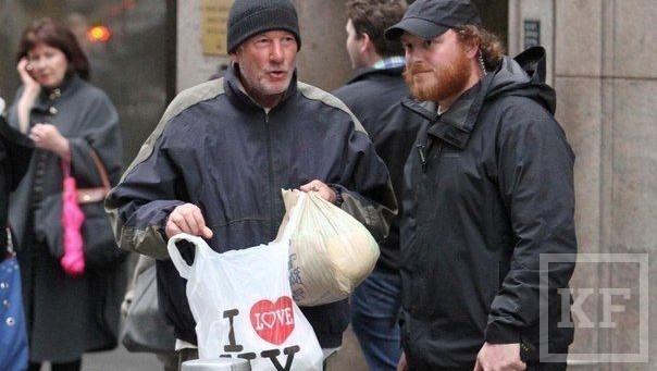 Француженка Карин Гомбо приняла американского актера Ричарда Гира за бездомного на улицах Нью-Йорка и предложила ему кусок пиццы