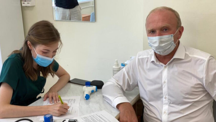 Пилот команды «КАМАЗ-Мастер» прошёл первый этап вакцинации.