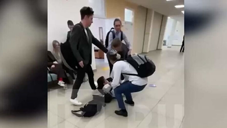 В одной из школ Москвы произошёл конфликт между двумя учениками 10-го класса.
