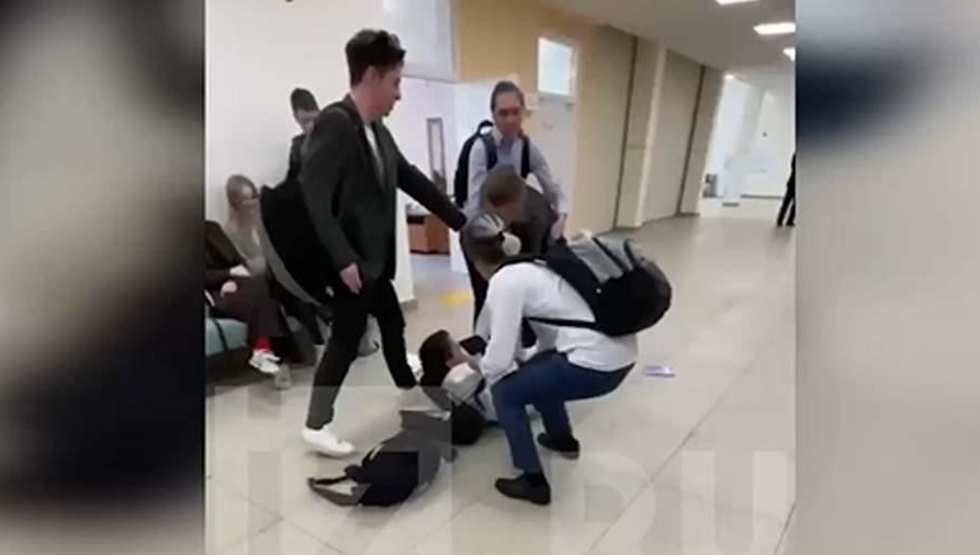В одной из школ Москвы произошёл конфликт между двумя учениками 10-го класса.