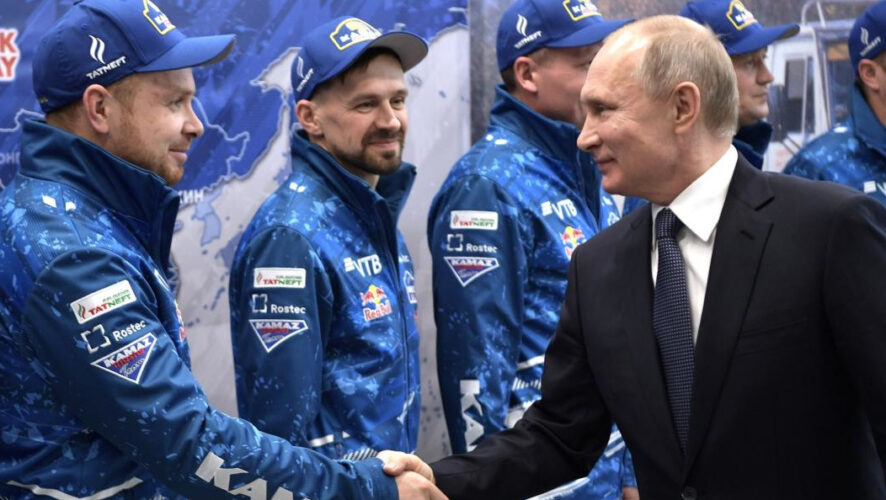 Президент России встретился с членами команды в Казани.