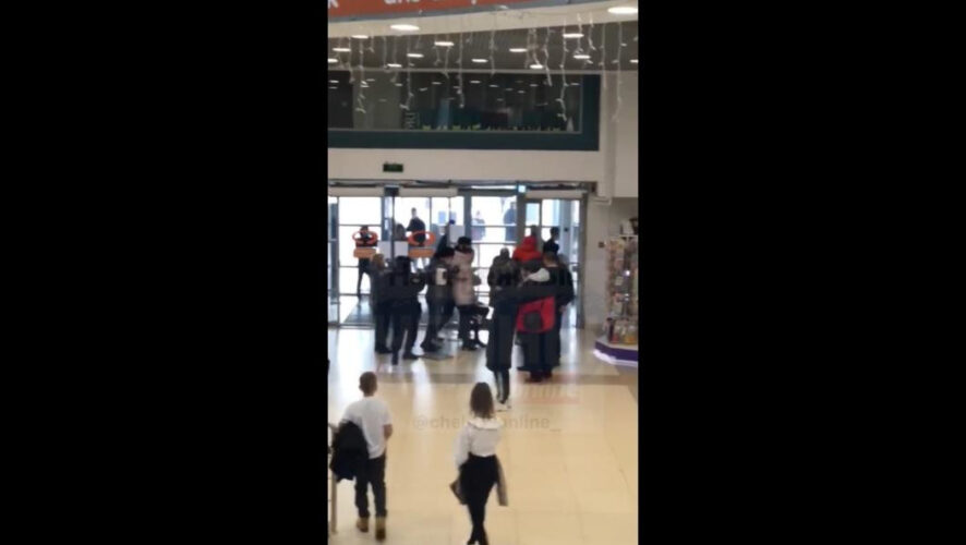 Женщина пришла разбираться в причинах