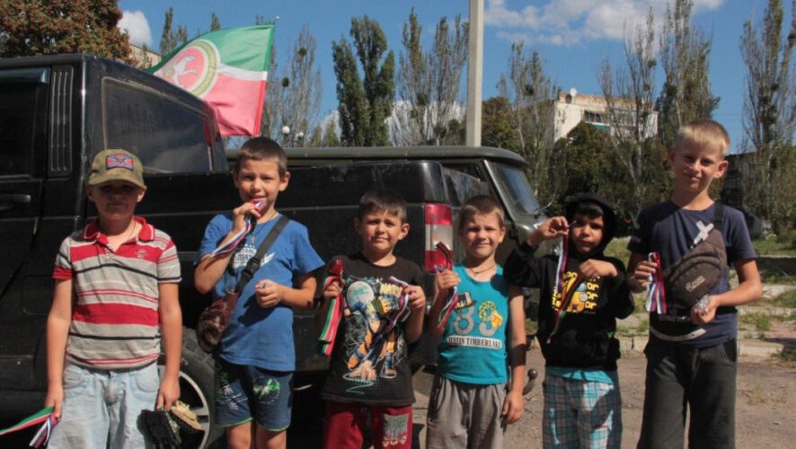 Волонтёры подарили наклейки с надписью &laquo;своих не бросаем&raquo;.