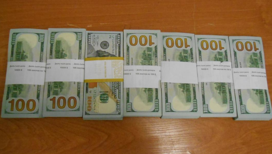 В отношении пассажиров возбудили два уголовных дела за незаконное перемещение долларовой наличности.
