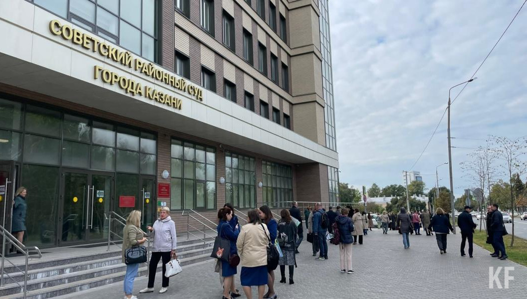 В здании сработал громкоговоритель - всех работников и посетителей попросили отойти от здания на безопасное расстояние.