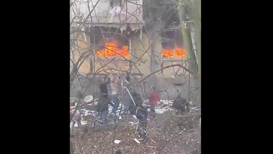 Сейчас на месте работают сотрудники МЧС и медики.