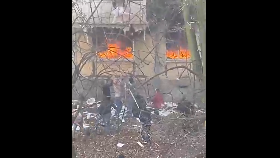 Сейчас на месте работают сотрудники МЧС и медики.