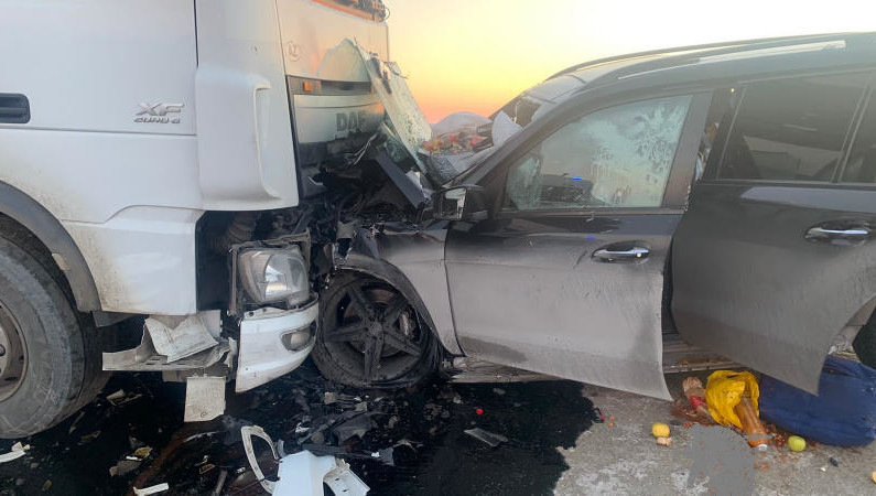 Мерседес GLS врезался в грузовик.